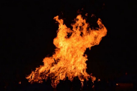 Feuergeist ist in einem überdimensional großen Feuer zu sehen