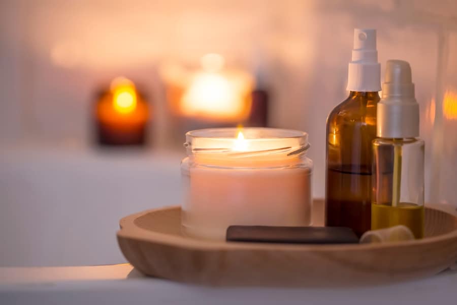 Ein Badezimmer in dem Alles vorbereitet ist für eine schöne Massage mit dem selbst hergestellten Körper-Schutz-Öl.
