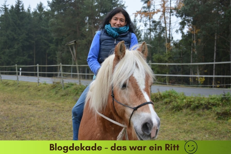 Marianne auf dem Haflinger auf der Wiese