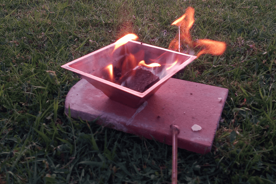 Agnihotra Feuerschale mit brennendem Feuer zum Sonnenaufgang, das gehört zu meiner Bucketlist.
