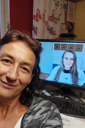 Marianne Selfie am PC und auf Bildschirm Judith