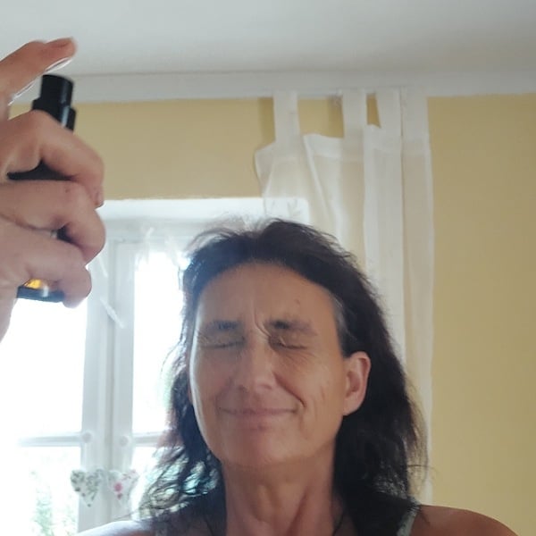 Marianne sprüht sich Pfefferminzspray ins Gesicht - das beste Frische-Kick-Spray aller Zeiten
