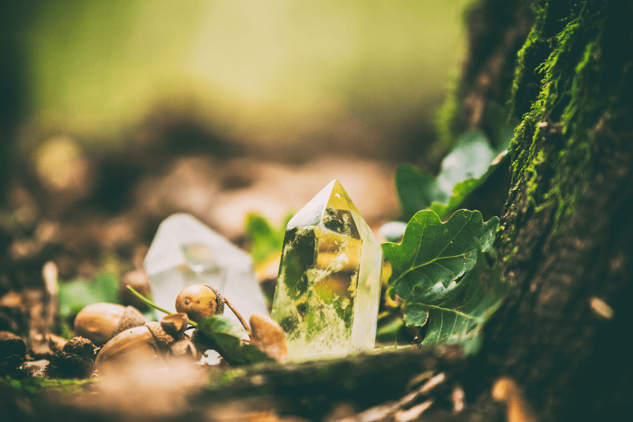 Kristall am Waldboden - auch Kristalle können heilen