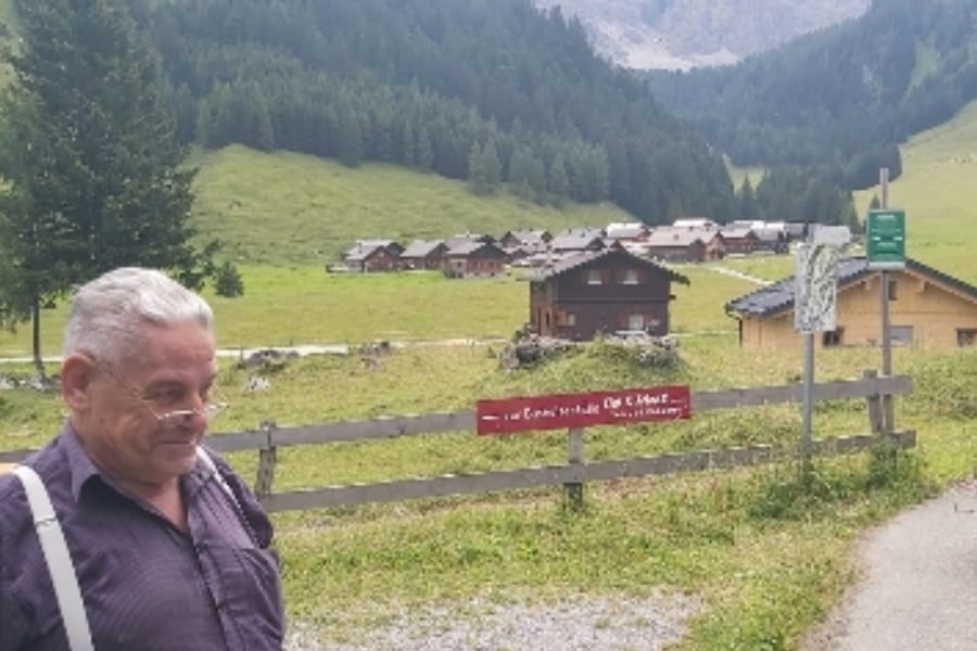 Opa Charlie bei einer Wanderung auf der Alm in Vorarlberg