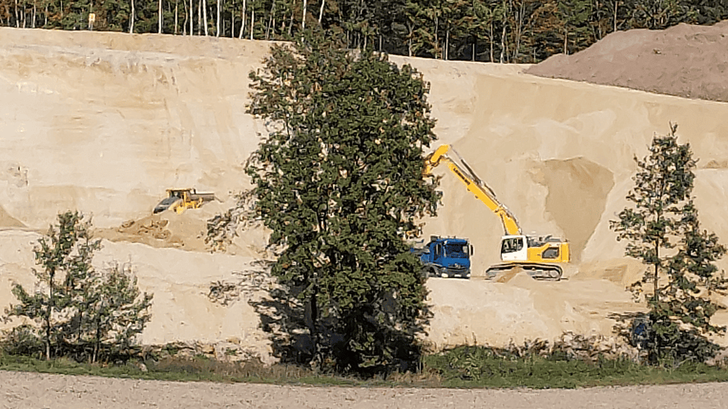 Der Bentonit-Abbau am Hof geht weiter, Bagger, Lastwagen und Radlader fahren.