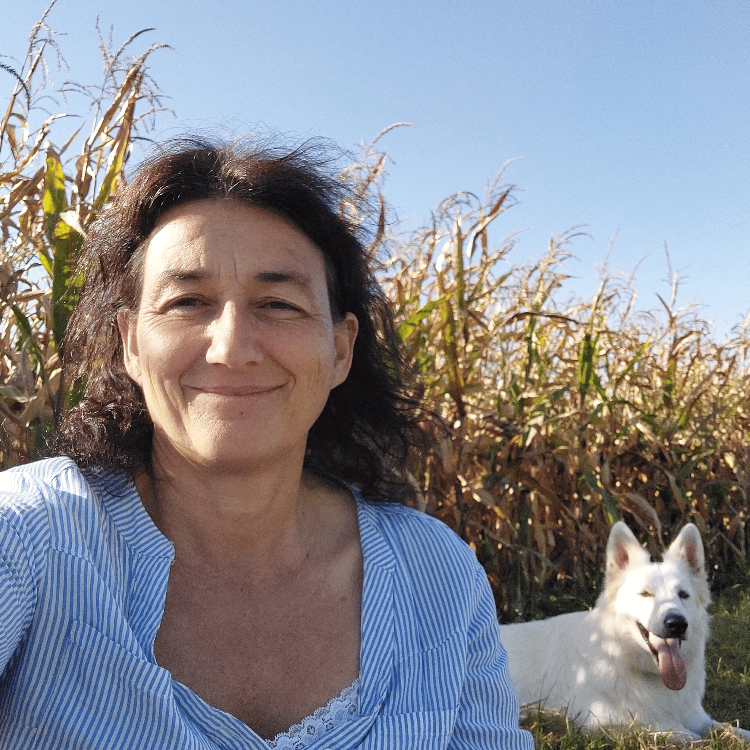 Marianne und Mieka am Feldrand