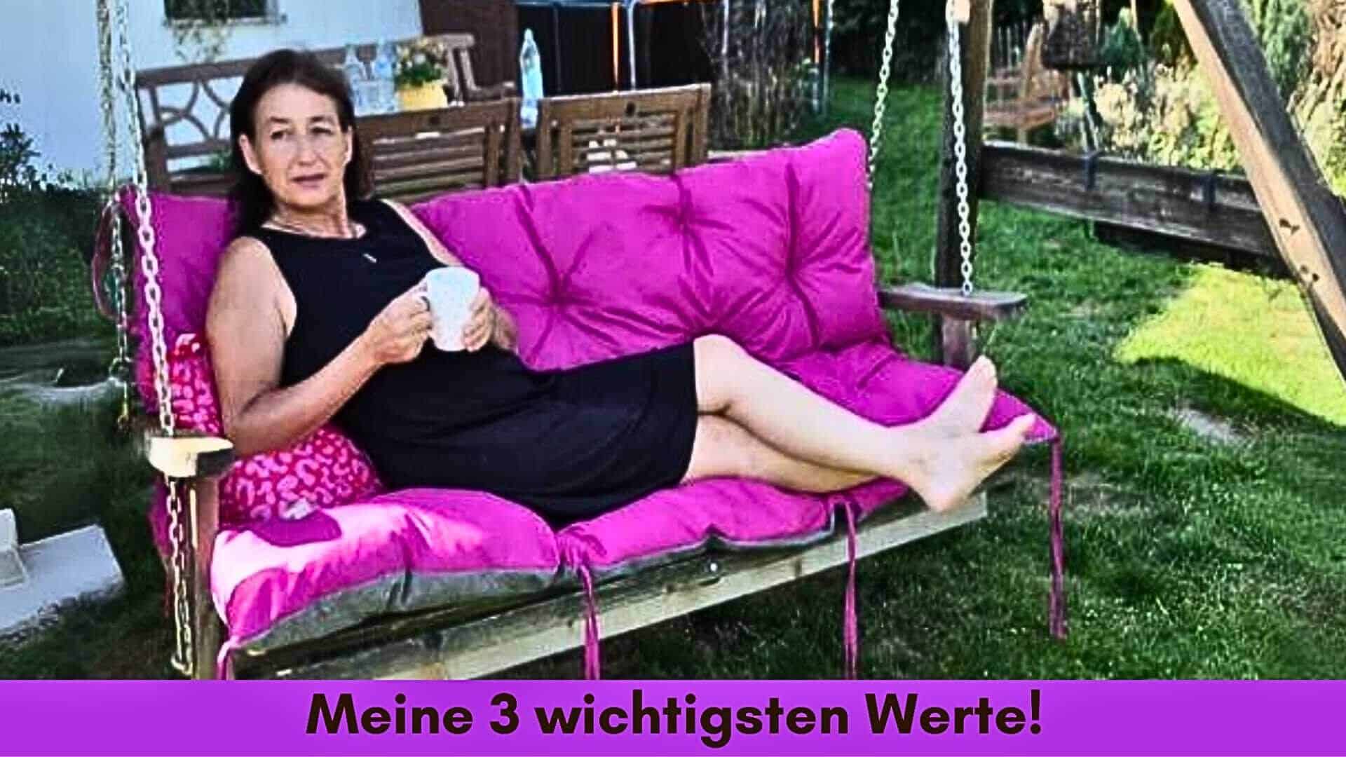 Marianne auf der pinken Hängeschaukel mit einer Tasse Tee