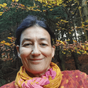 Marianne mit Herbstpulli im Herbstwald