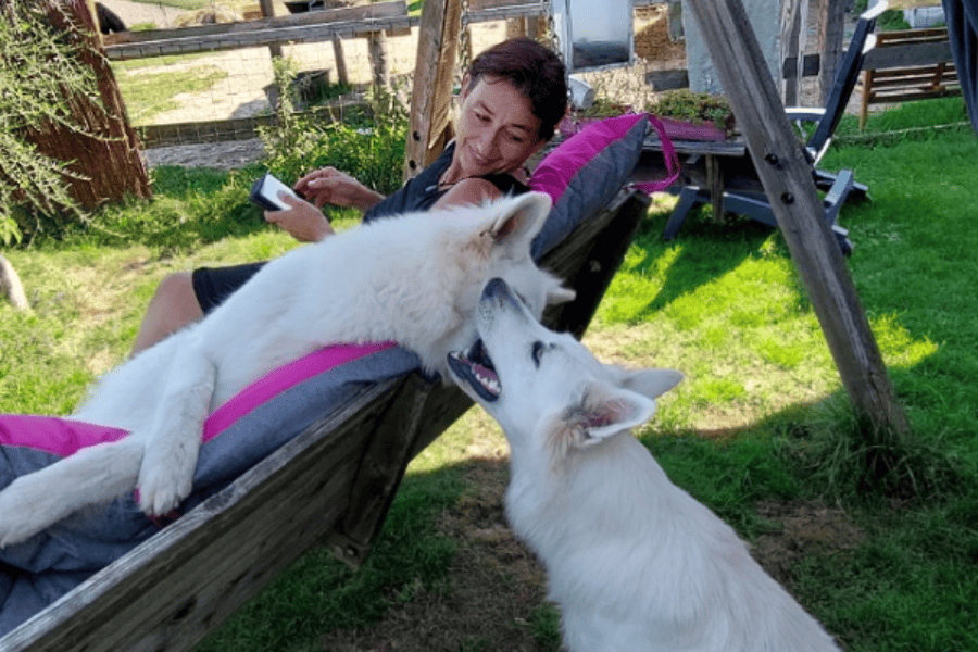 Marianne mit den beiden Hunden auf der  Hängeschaukel