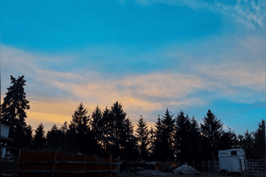 Abenstimmung am Hof mit strahlend blau-türkisenem Himmel