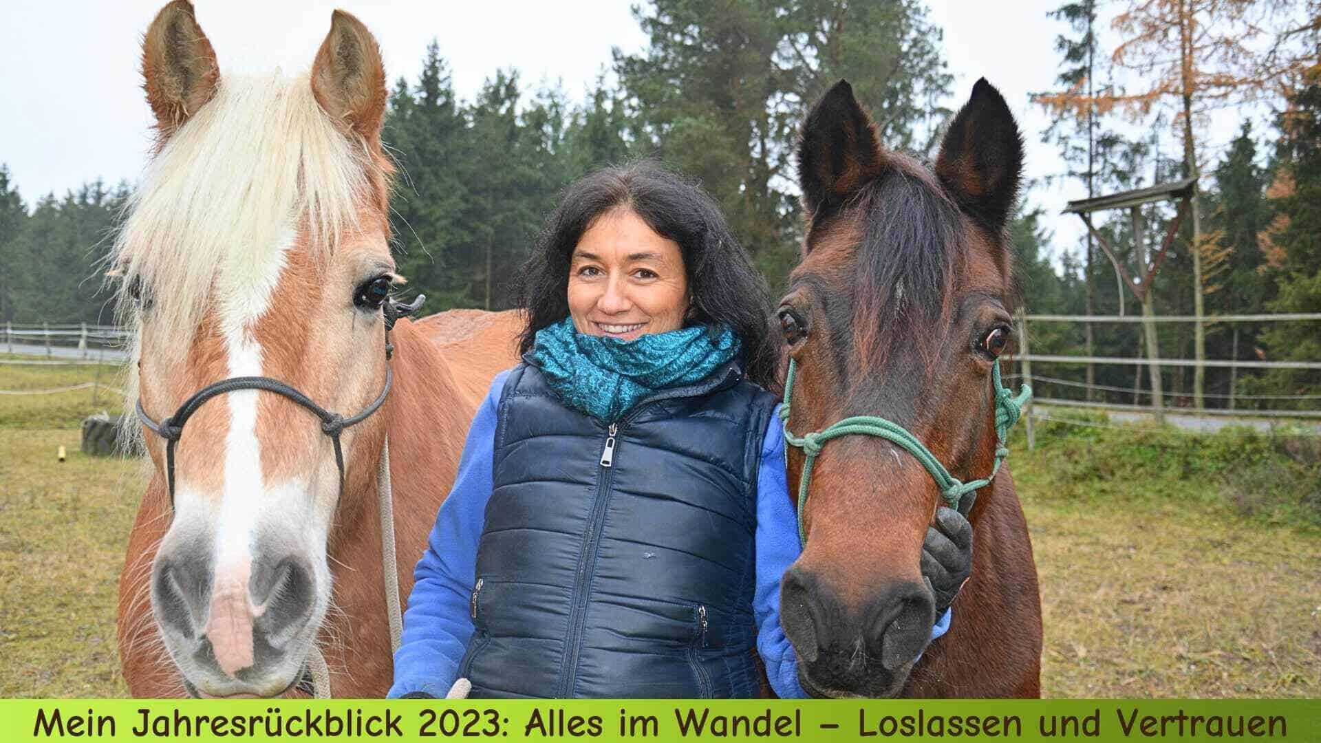 Marianne und links und rechts von ihr eines ihrer Pferde