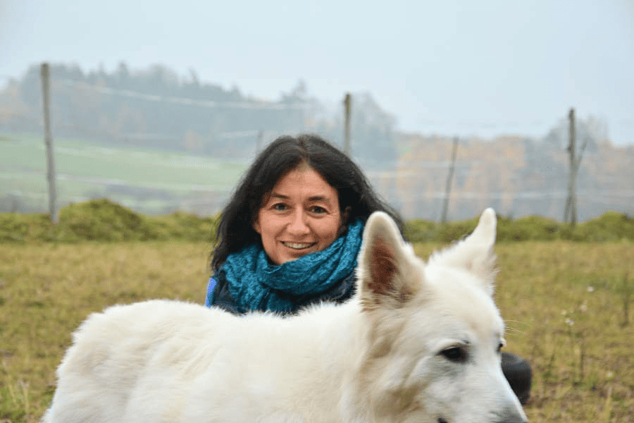 Naturgeluester Retreat findet mitten in der Natur statt, das kann keine KI. Foto von Marianne mit Joschi in der Natur.