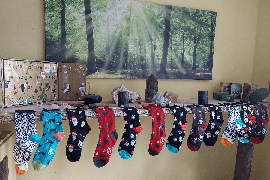 Ein Socken-Adventskalender und die 12 Socken hängen am Regal