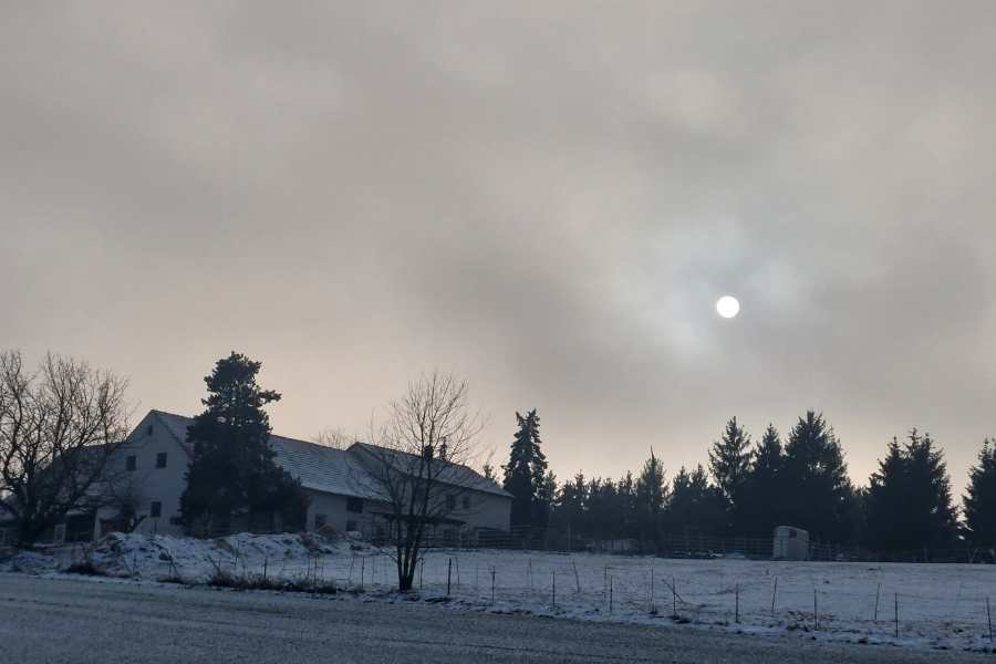 Der Rückblick auf den heutigen Tag. Der Hof von  unten fotografiert alles ist dunkel und grau in grau mit Frost