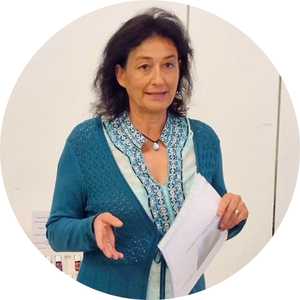 Marianne hält einen Vortrag über Aromapraktik