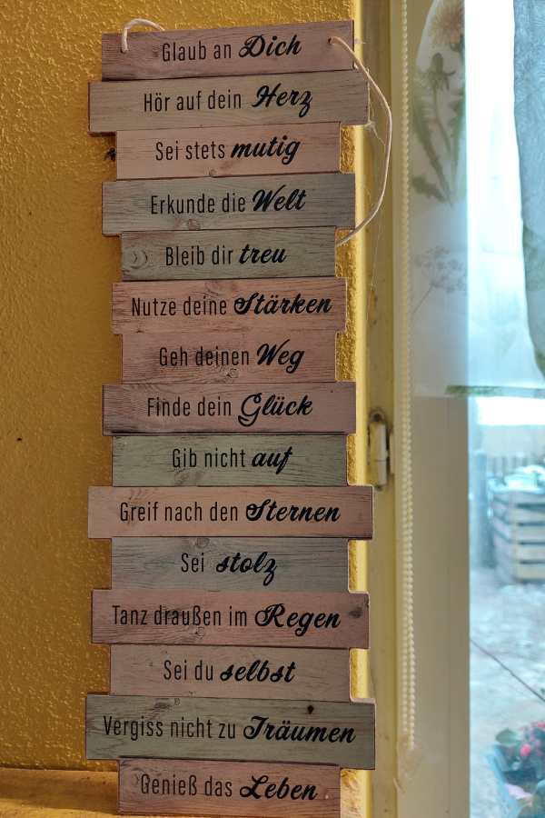 Ein Schild mit wundervollen Affirmationen drauf wie Bleib dir treu, 