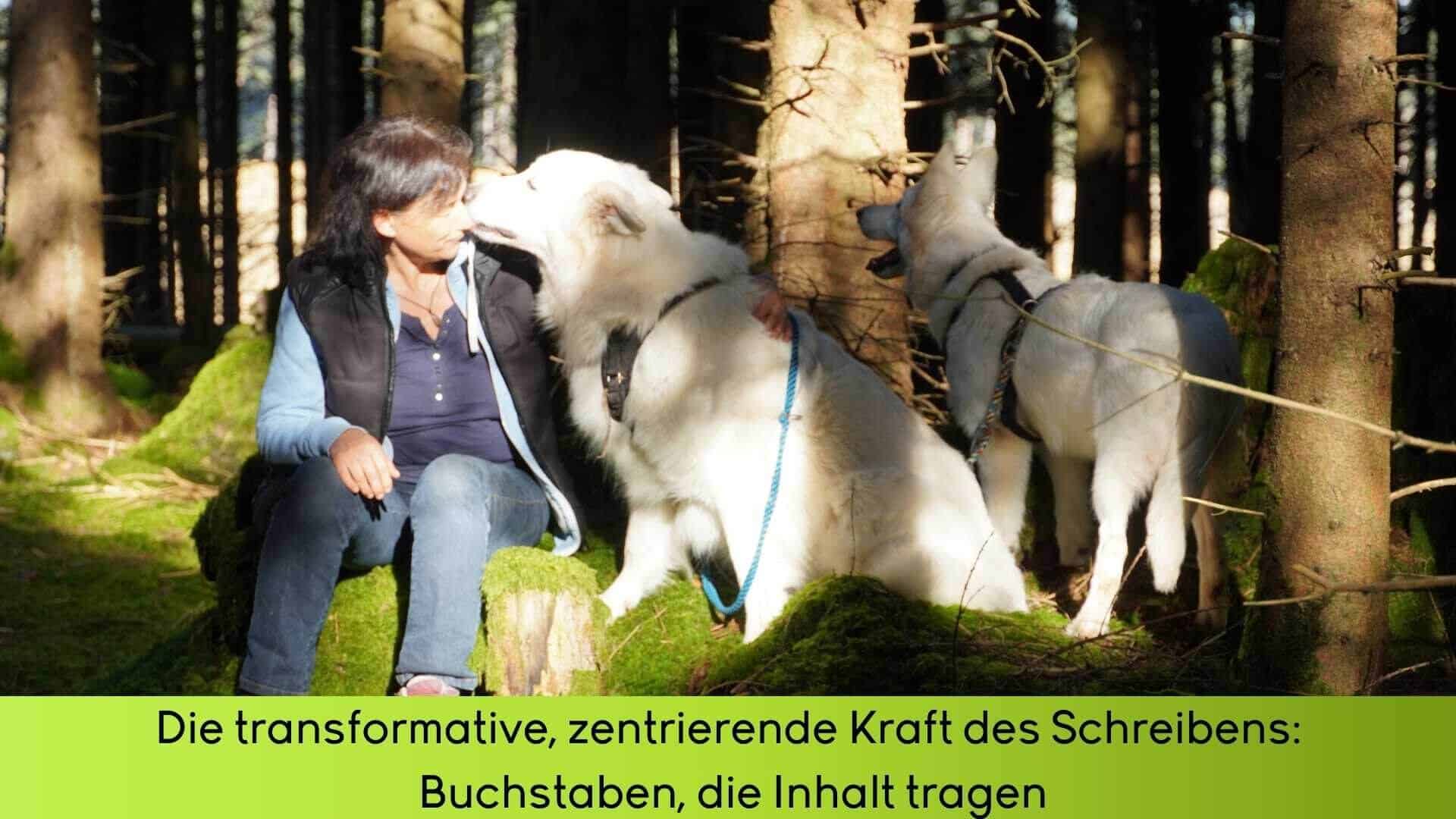 Marianne mit den 2 weißen Schäferhunden in einer Lichtung im Wald. Der Rüde leckt ihr liebevoll über das Gesicht.