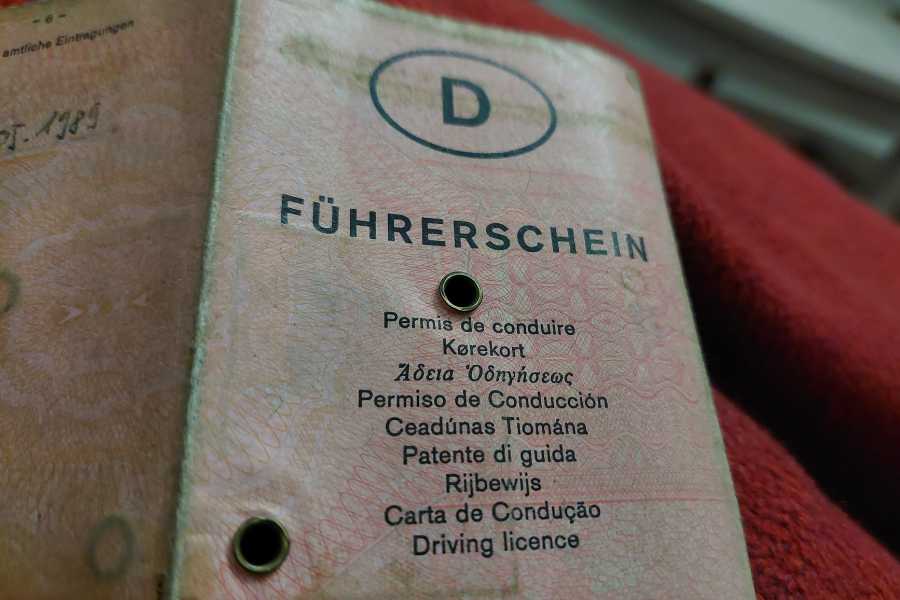 Foto von meinem uralten rosa Führerschein, der eher schon aussieht, wie ein alter Lappen.