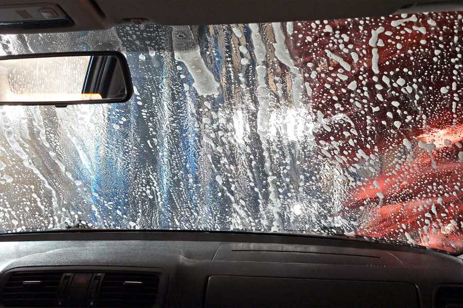Ein Foto vom Innenraum des Jeep in der Waschstrasse. Rundum eingeschäumt und gebürstet.