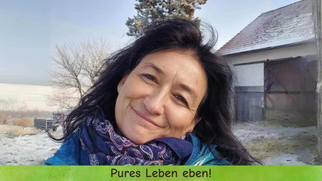Marianne lächelt in dieser Großaufnahme.