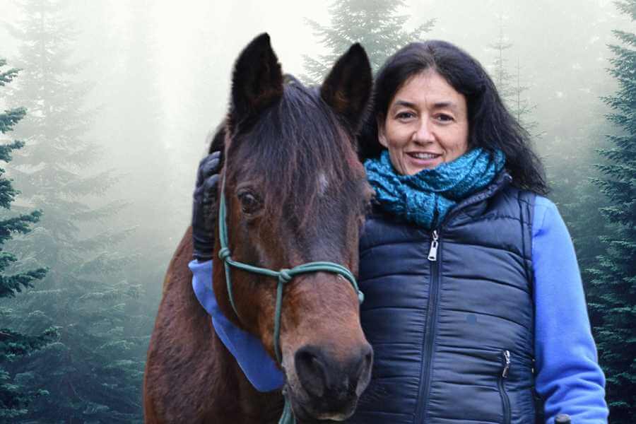 Momo und Marianne im Wald bei Spaziergang. Marianne umarmt Momo.