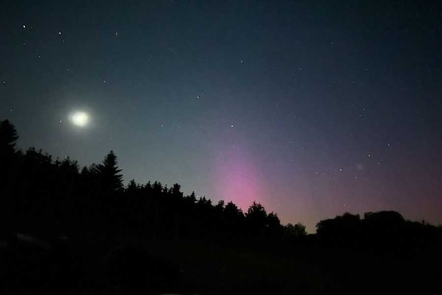 Nordlichter über Bayern von der Pferdekoppel aus gesichtet