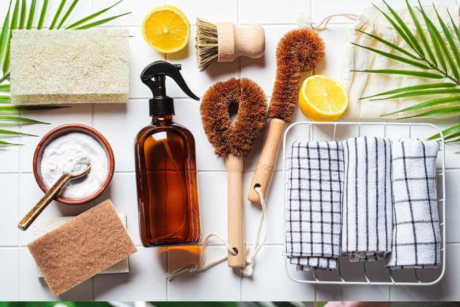 Naturreine Putzutensilien und ätherische Öle in Glassprühflasche