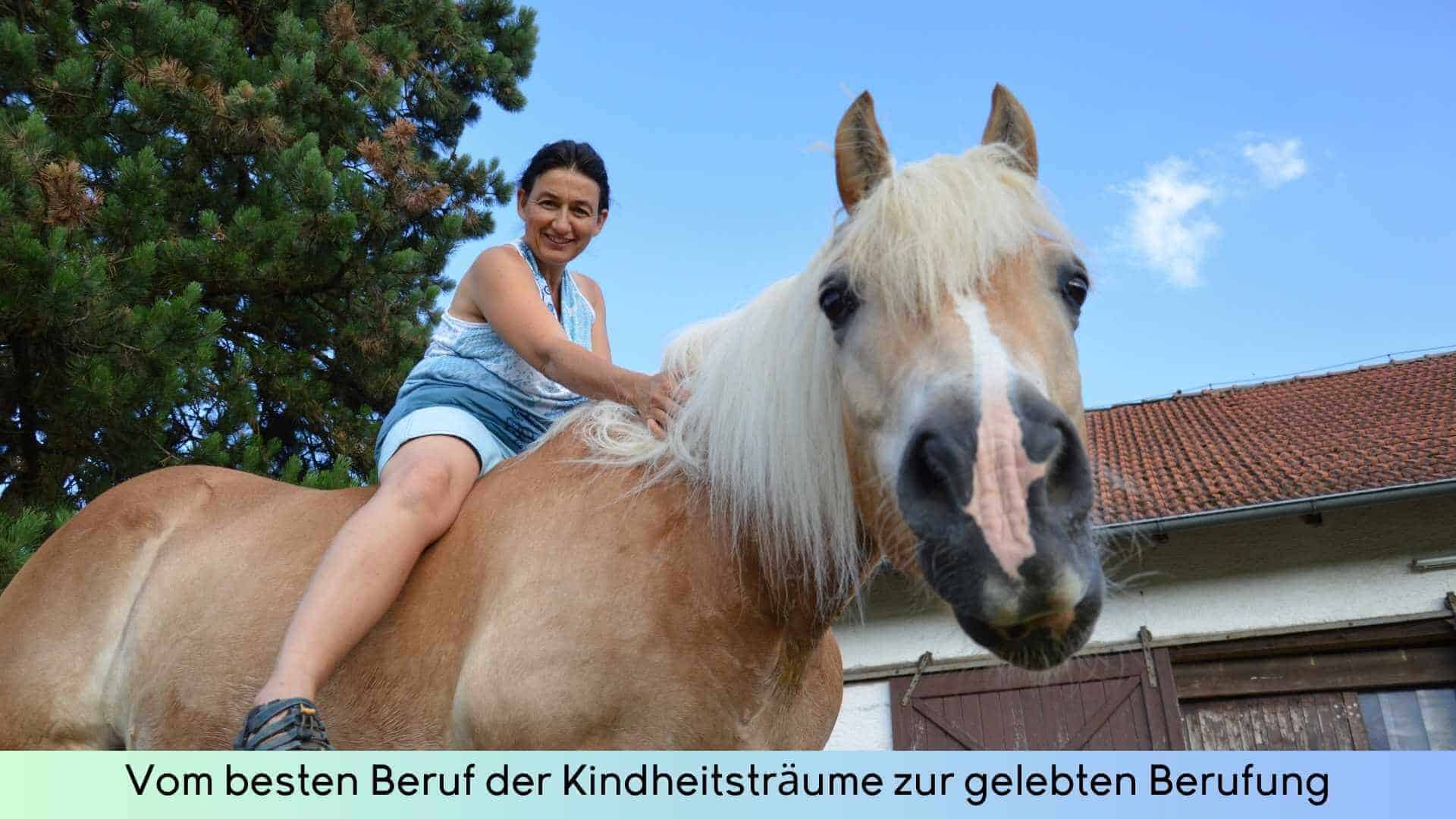 Marianne auf dem Rücken von Haflinger Anton ohne Sattel und ohne Zaum von unten nach oben fotografiert. Beruf mit Tieren war immer ihr Traum.