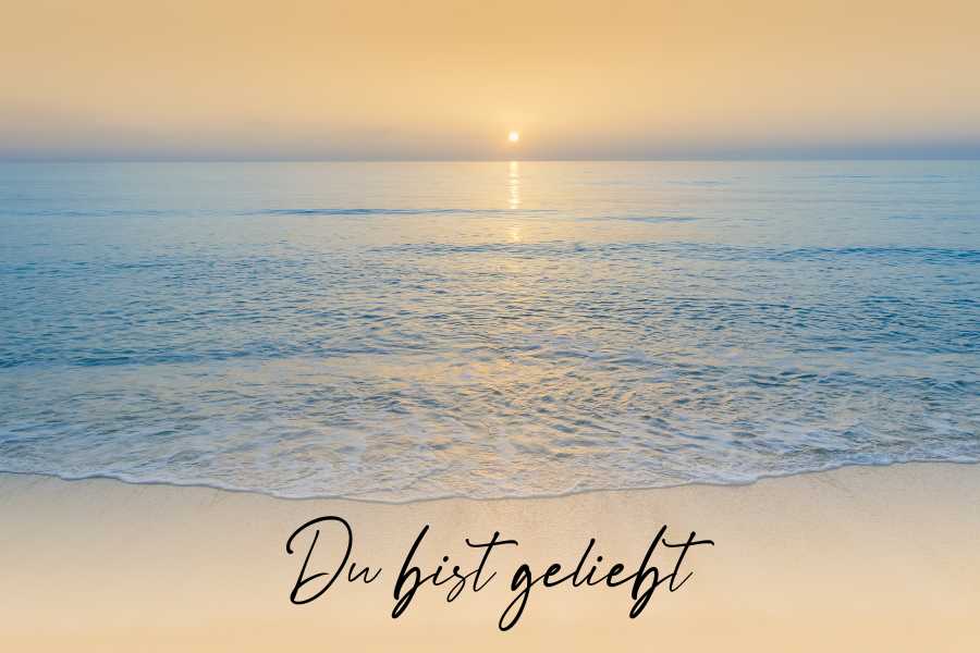 Die Wellen sind abgeebbt, das Meer ist ruhig.