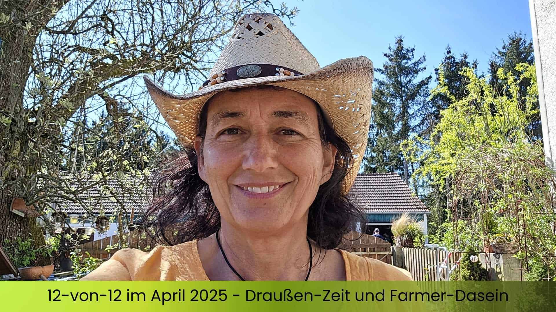 Marianne im Garten mit Strohhut auf dem Kopf