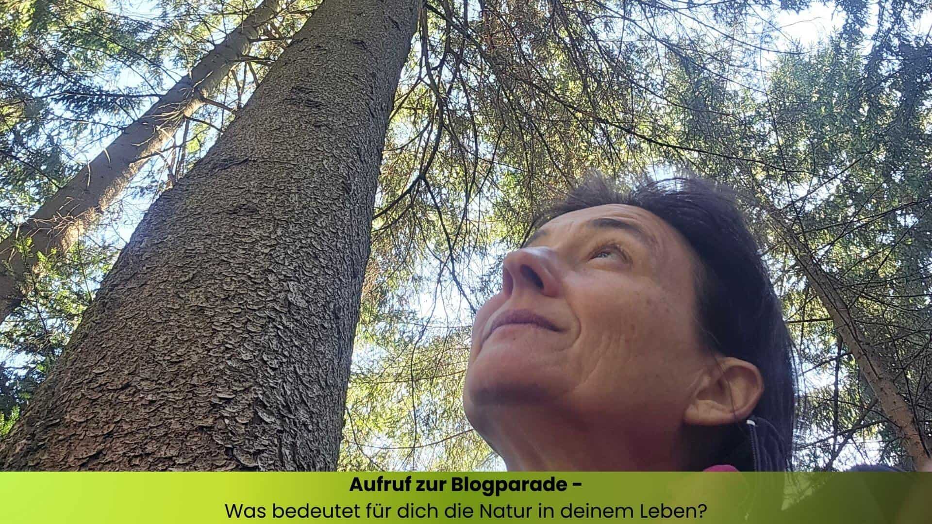 Marianne in Wald mit Blick in die Kronen der Bäume